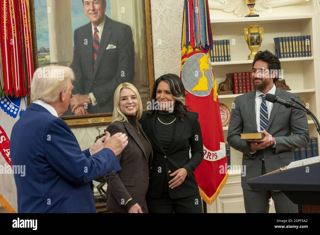 Washington, États-Unis. 12 février 2025. U. Le président Donald Trump, à gauche, applaudit après que la procureure générale Pamela JO Bondi, 2e à gauche, ait exécuté la cérémonie de prestation de serment du directeur du renseignement national Tulsi Gabbard, 2e à droite, alors que son mari Abraham William, à droite, regarde le Bureau ovale de la Maison Blanche, le 12 février 2025 à Washington DC crédit : distribue/White House photo/Alamy Live News Banque D'Images