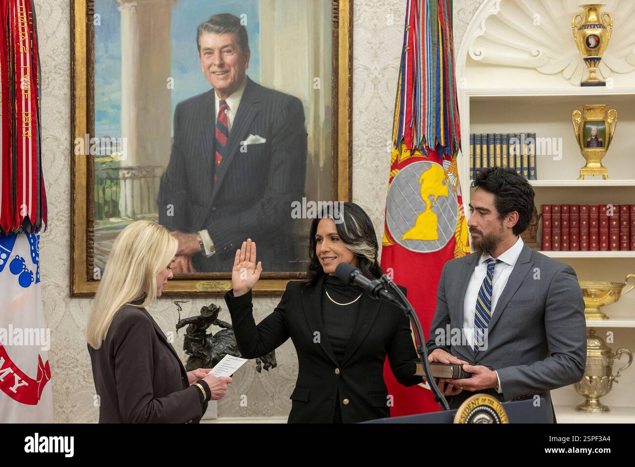 Washington, États-Unis. 12 février 2025. U. S Procureur général Pamela JO Bondi, à gauche, administre le serment d'office au directeur du renseignement national Tulsi Gabbard, au centre, alors que son mari Abraham William, à droite, regarde le Bureau ovale de la Maison Blanche, le 12 février 2025 à Washington D.C. crédit : document/photo de la Maison Blanche/Alamy Live News Banque D'Images