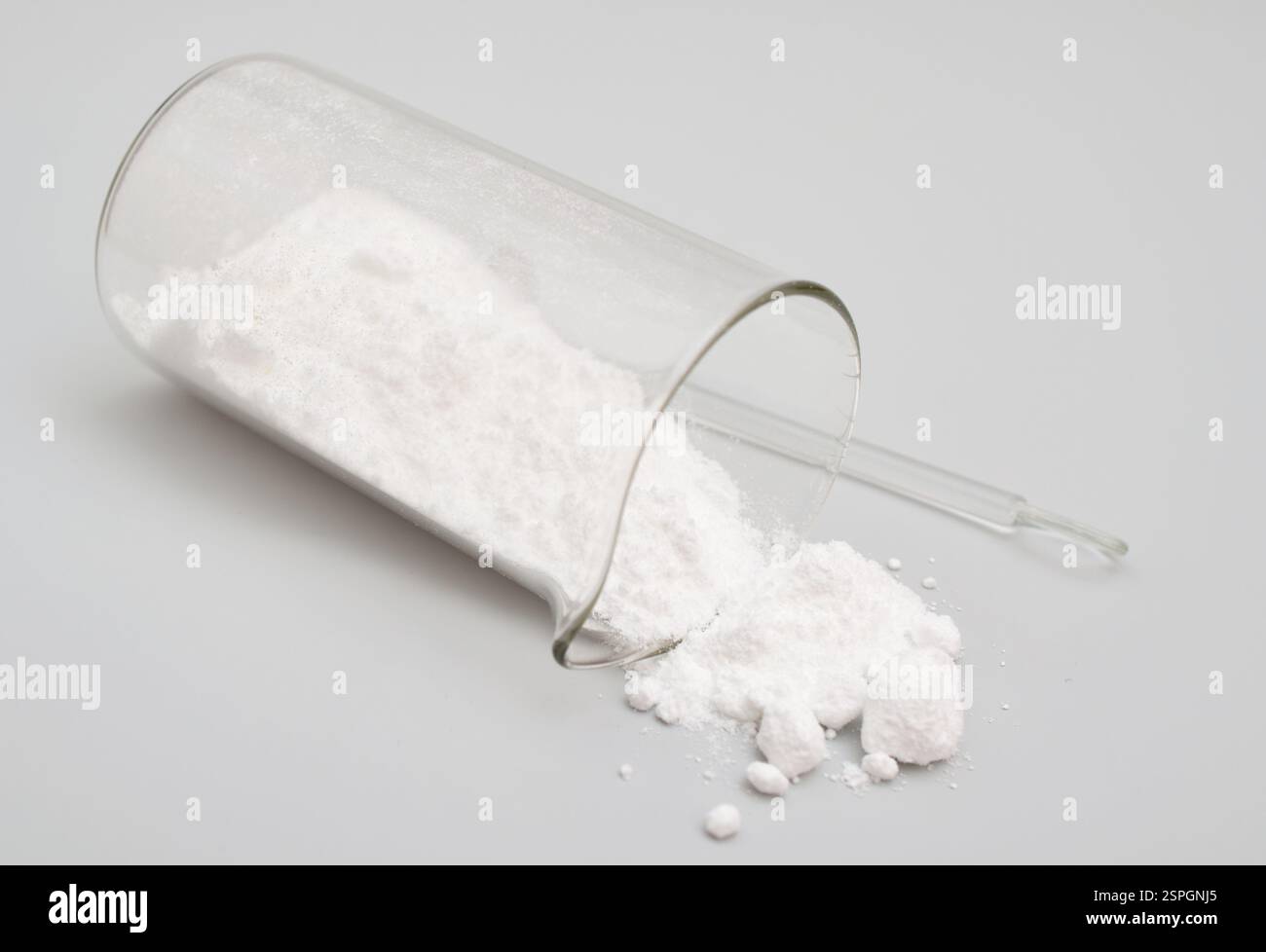 Poudre de caféine sur le fond gris clair. Banque D'Images