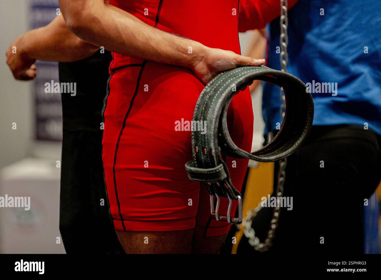 athlète vêtu de singulet rouge powerlift poignées ceinture d'haltérophilie derrière mon dos Banque D'Images