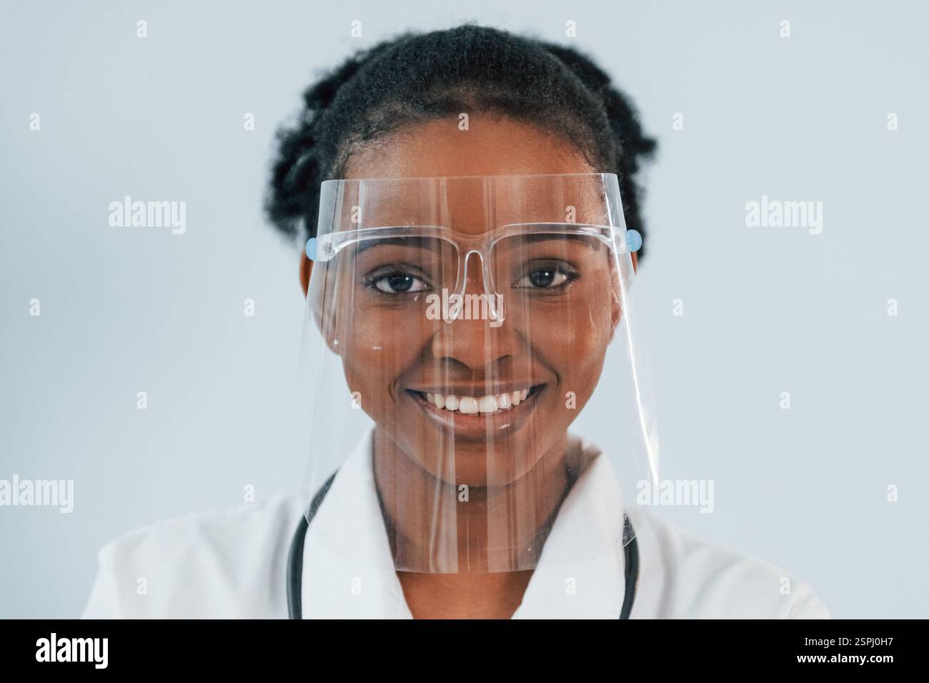 Dans l'équipement de protection. La jeune femme afro-américaine est sur fond blanc. Banque D'Images