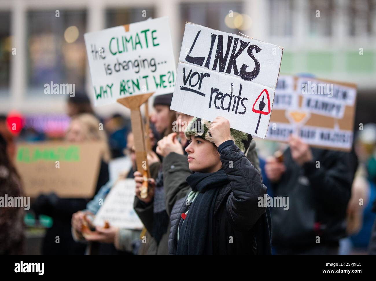 Stuttgart, Allemagne. 14 février 2025. « Gauche avant droite » est écrit sur le signe d'un participant à une démonstration du vendredi. Crédit : Christoph Schmidt/dpa/Alamy Live News Banque D'Images