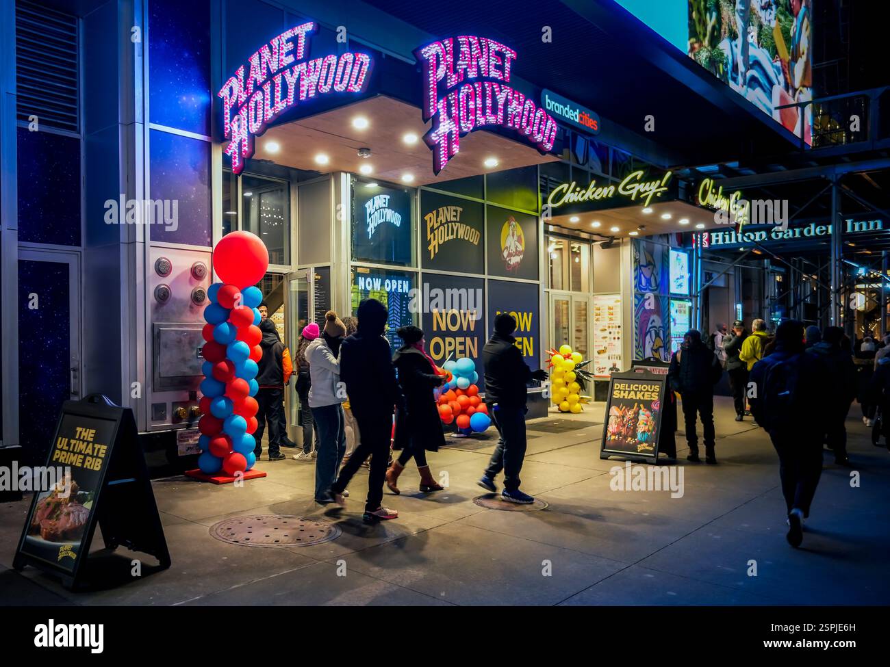 Le nouveau site Planet Hollywood à Times Square à New York le mercredi 5 février 2025. Le restaurant kitschy a fermé son dernier emplacement en 2020 en raison de la pandémie, mais il est maintenant revenu dans un espace de 17 500 pieds carrés sur la 42e Rue Ouest. Comme attraction supplémentaire Guy FieriÕs Chicken Guy opère maintenant au deuxième étage. (© Richard B. Levine) Banque D'Images