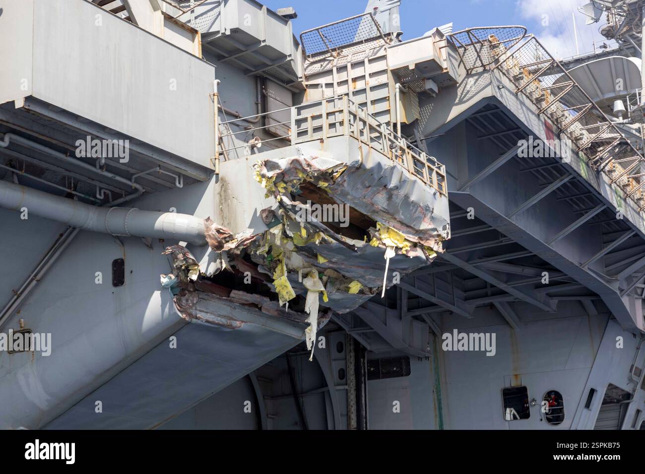 Washington, États-Unis. 14 février 2025. Vue des dommages extérieurs subis par l'USS Harry S. Truman (CVN 75) depuis l'embarcation pneumatique à coque rigide d'un navire à la suite d'une collision le 12 février 2025 avec le navire marchand Besiktas-M, alors qu'il naviguait à proximité de Port-Saïd, en Égypte. Le porte-avions, le navire amiral du Harry S. Truman Carrier Strike Group (HSTCSG), est en déploiement prévu dans la zone d'opérations de la 6e flotte américaine, soutenant les forces navales américaines Europe-Afrique pour défendre les intérêts américains, alliés et partenaires. Photo de MC1 Cody Beam/U.S. Navy/UPI crédit : UPI/Alamy Live News Banque D'Images