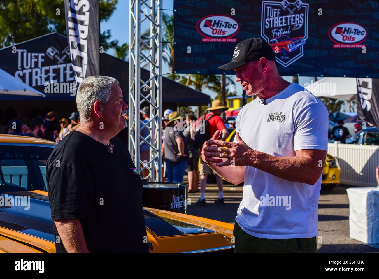 L'ancien footballeur professionnel australien Barry Hall (R) remet une Ford GT classique à un heureux gagnant de la compétition lors du Tuff Streeters Festival au Calder Park Raceway. Tuff Streeters Festival est un festival automobile présentant des voitures de spectacle classiques, musculaires et de performance, l'industrie des courses de dragsters et beaucoup de divertissement. Banque D'Images