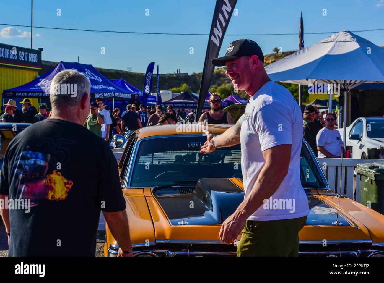 L'ancien footballeur professionnel australien Barry Hall (R) remet une Ford GT classique à un heureux gagnant de la compétition lors du Tuff Streeters Festival au Calder Park Raceway. Tuff Streeters Festival est un festival automobile présentant des voitures de spectacle classiques, musculaires et de performance, l'industrie des courses de dragsters et beaucoup de divertissement. Banque D'Images