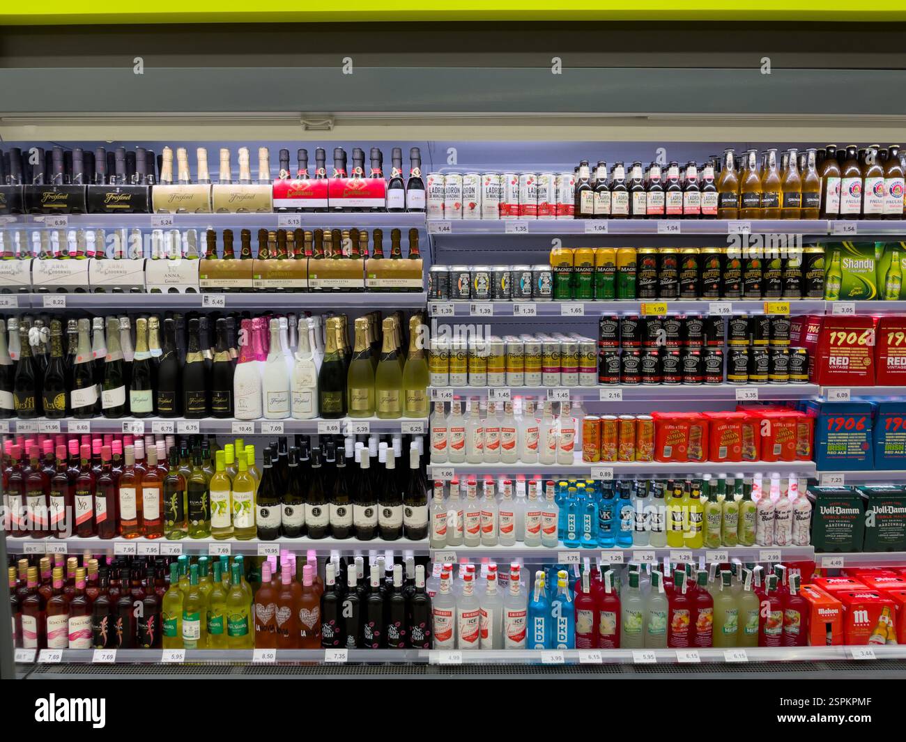 Un présentoir réfrigéré dans un supermarché présente une grande variété de boissons alcoolisées. Plusieurs étagères sont stockées avec des bouteilles et des canettes de W. Banque D'Images