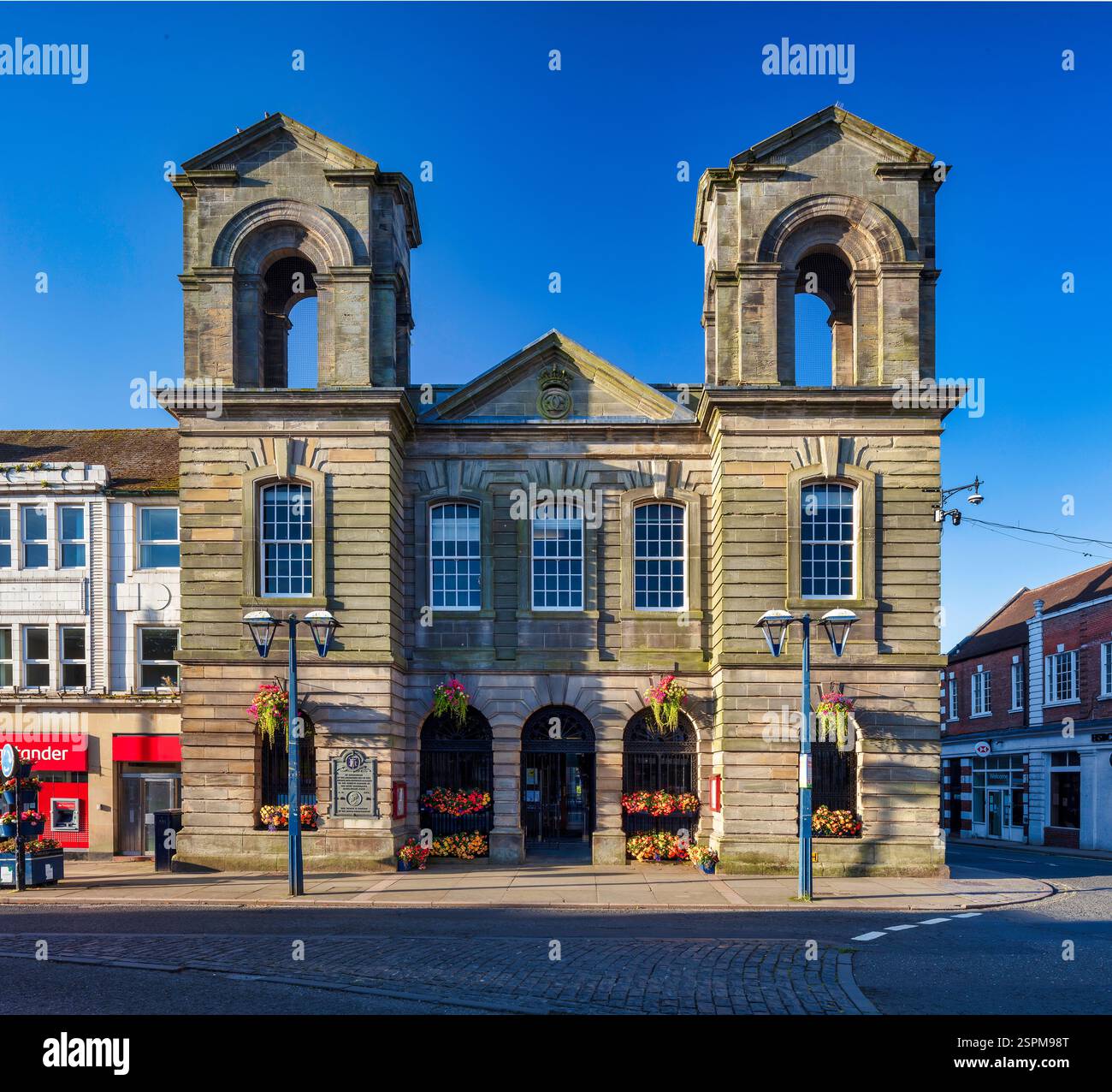 Vue tôt le matin de la mairie de Morpeth, Northumberland sous un ciel ensoleillé en été Banque D'Images