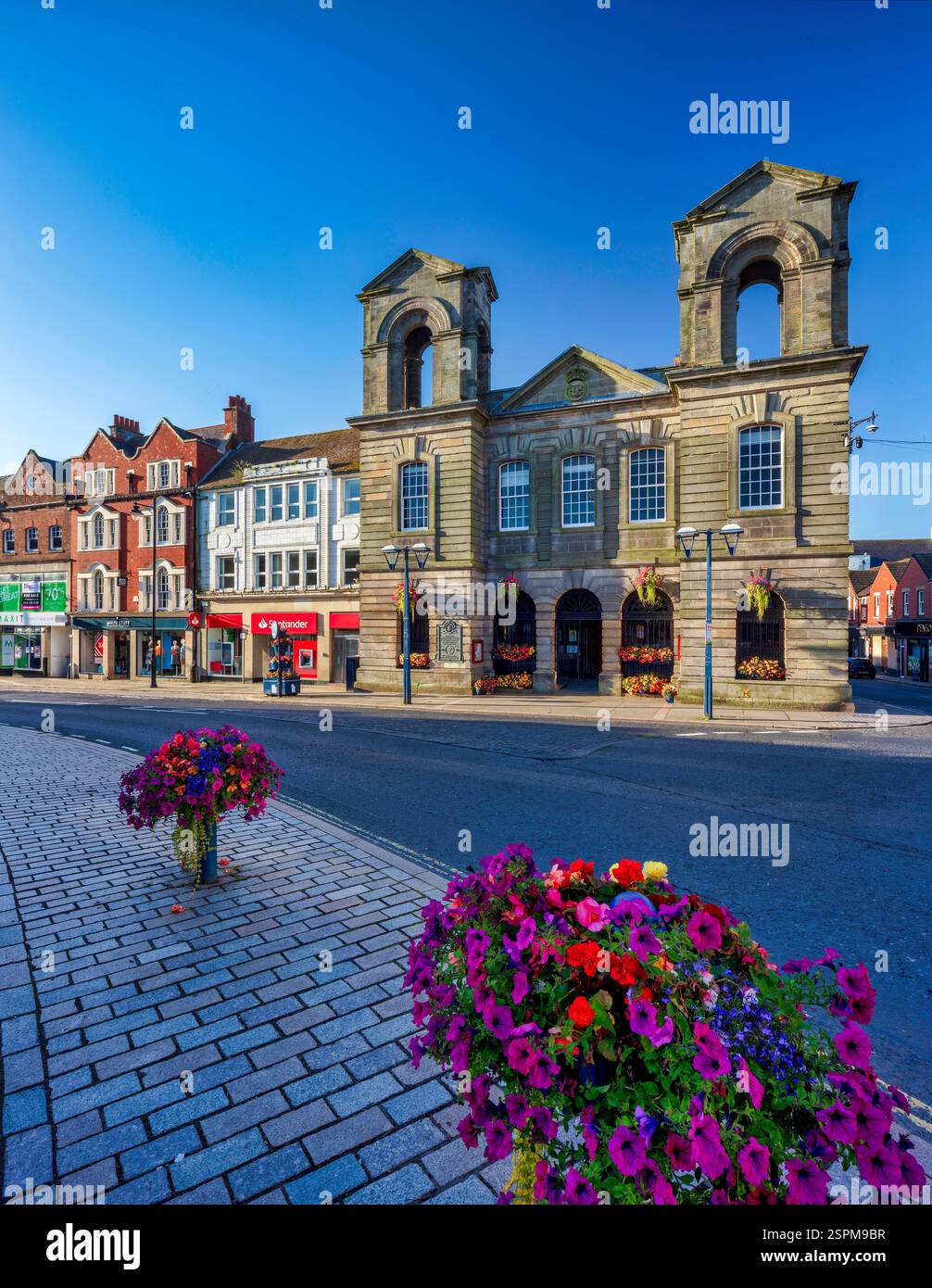Vue tôt le matin de la mairie de Morpeth, Northumberland sous un ciel ensoleillé en été Banque D'Images