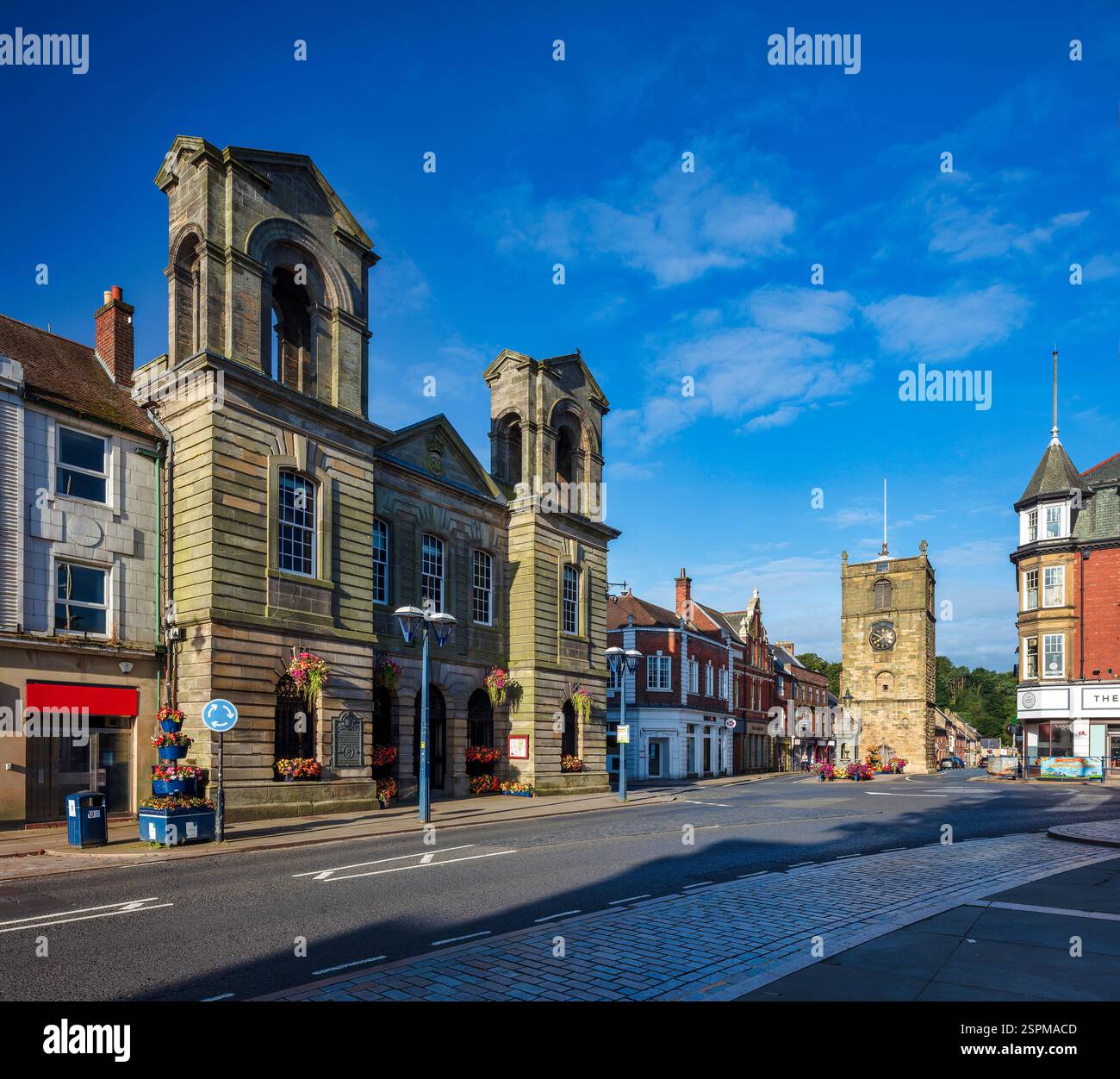 Vue tôt le matin de la mairie de Morpeth, Northumberland sous un ciel ensoleillé en été Banque D'Images