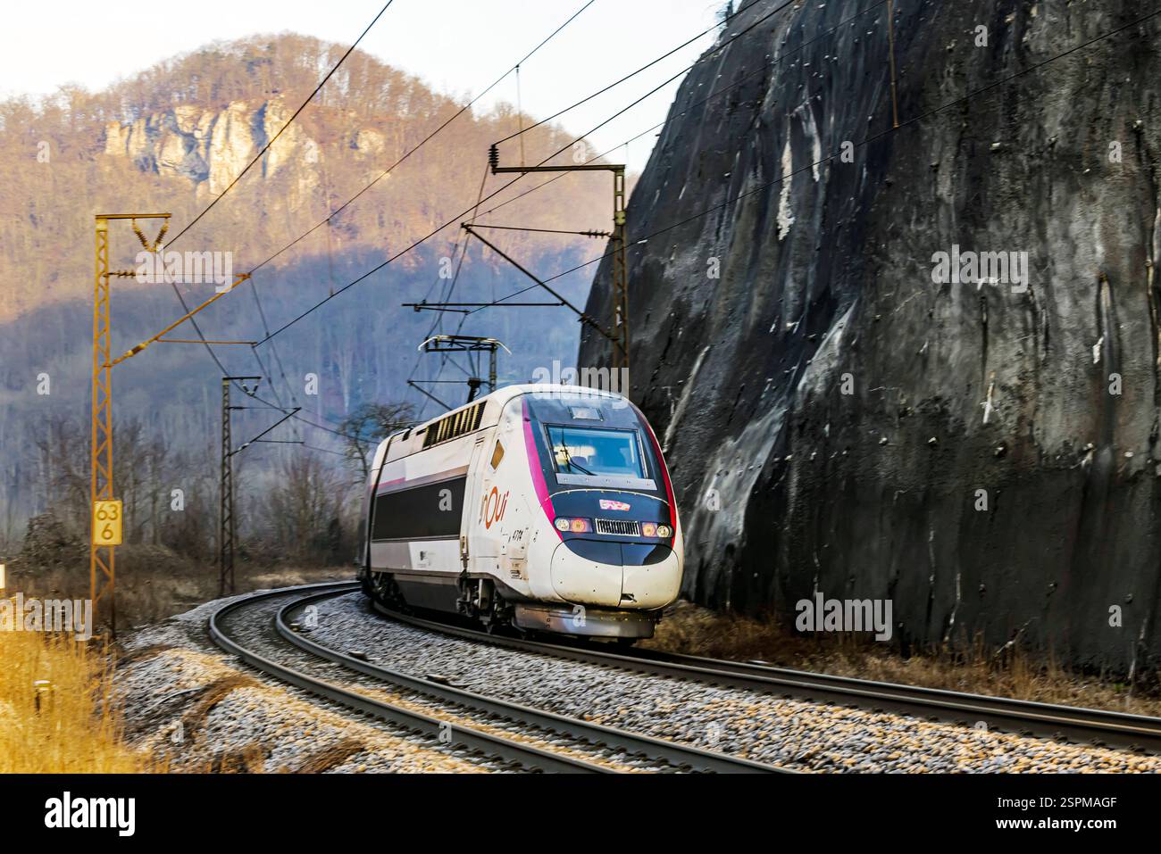 Seit mehr als zwei Jahren ist die neue Schnellfahrstrecke von Wendlingen/Stuttgart nach Ulm eröffnet. Der TGV bevorzugt aber nach wie vor die kurvenreiche und steile Strecke über die Geislinger Steige. // 13.02.2024 : Geislingen an der Steige, Bade-Württemberg, Deutschland. *** La nouvelle ligne à grande vitesse de Wendlingen Stuttgart à Ulm est ouverte depuis plus de deux ans. Le TGV préfère toujours la route sinueuse et escarpée à la Geislinger Steige 13 02 2024 Geislingen an der Steige, Bade-Württemberg, Allemagne Banque D'Images