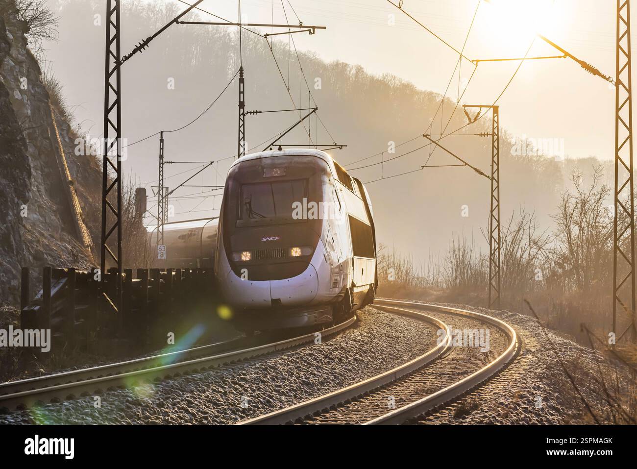 Seit mehr als zwei Jahren ist die neue Schnellfahrstrecke von Wendlingen/Stuttgart nach Ulm eröffnet. Der TGV bevorzugt aber nach wie vor die kurvenreiche und steile Strecke über die Geislinger Steige. // 13.02.2024 : Geislingen an der Steige, Bade-Württemberg, Deutschland. *** La nouvelle ligne à grande vitesse de Wendlingen Stuttgart à Ulm est ouverte depuis plus de deux ans. Le TGV préfère toujours la route sinueuse et escarpée à la Geislinger Steige 13 02 2024 Geislingen an der Steige, Bade-Württemberg, Allemagne Banque D'Images