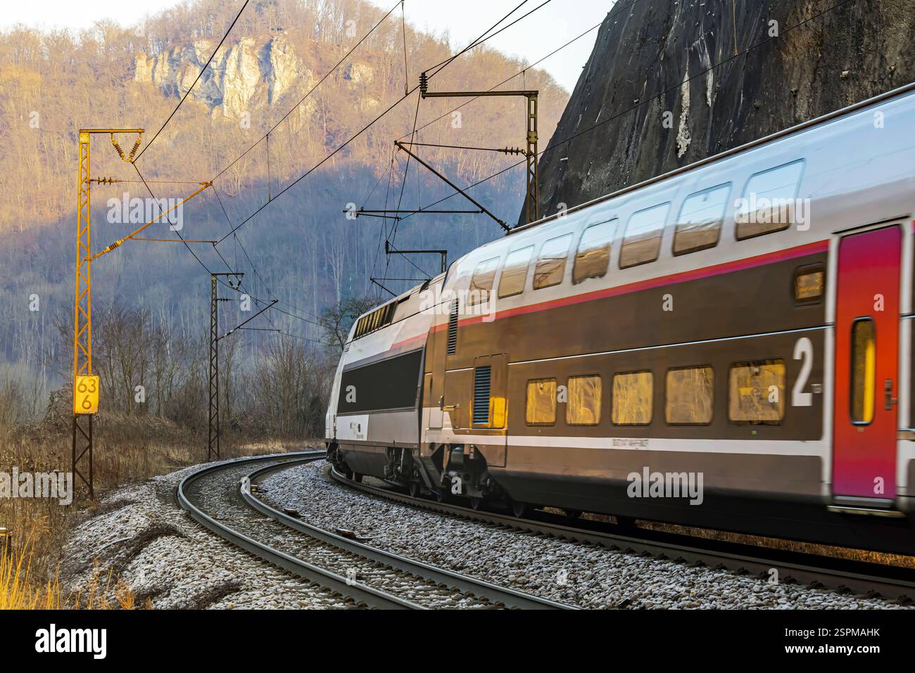 Seit mehr als zwei Jahren ist die neue Schnellfahrstrecke von Wendlingen/Stuttgart nach Ulm eröffnet. Der TGV bevorzugt aber nach wie vor die kurvenreiche und steile Strecke über die Geislinger Steige. // 13.02.2024 : Geislingen an der Steige, Bade-Württemberg, Deutschland. *** La nouvelle ligne à grande vitesse de Wendlingen Stuttgart à Ulm est ouverte depuis plus de deux ans. Le TGV préfère toujours la route sinueuse et escarpée à la Geislinger Steige 13 02 2024 Geislingen an der Steige, Bade-Württemberg, Allemagne Banque D'Images