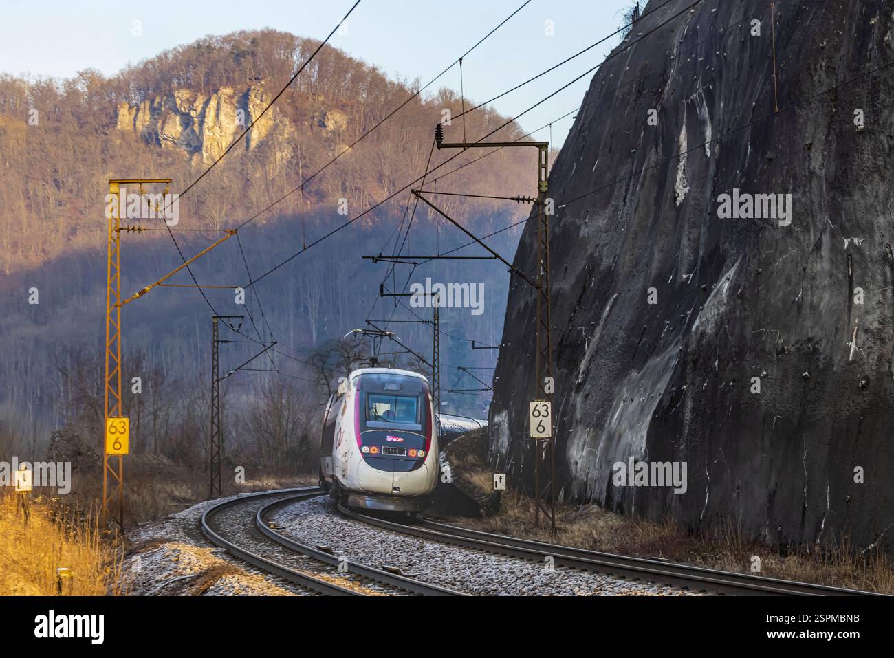 Seit mehr als zwei Jahren ist die neue Schnellfahrstrecke von Wendlingen/Stuttgart nach Ulm eröffnet. Der TGV bevorzugt aber nach wie vor die kurvenreiche und steile Strecke über die Geislinger Steige. // 13.02.2024 : Geislingen an der Steige, Bade-Württemberg, Deutschland. *** La nouvelle ligne à grande vitesse de Wendlingen Stuttgart à Ulm est ouverte depuis plus de deux ans. Le TGV préfère toujours la route sinueuse et escarpée à la Geislinger Steige 13 02 2024 Geislingen an der Steige, Bade-Württemberg, Allemagne Banque D'Images
