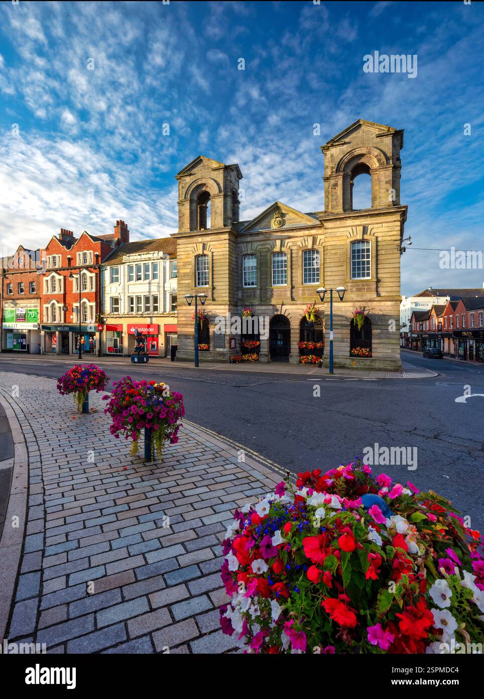 Vue tôt le matin de la mairie de Morpeth, Northumberland sous un ciel ensoleillé en été Banque D'Images