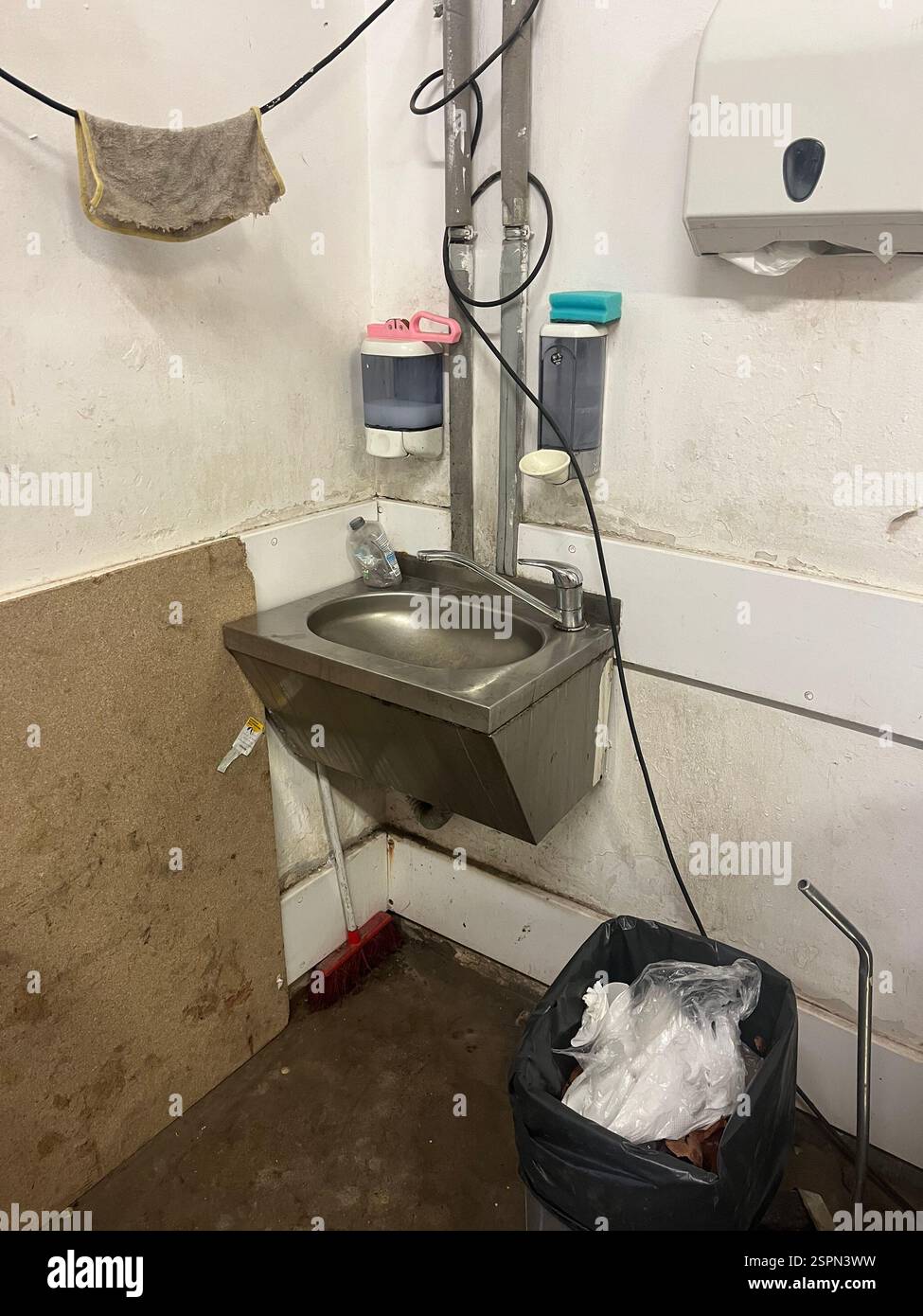 station de lavage, entrepôt, évier de salle de stockage, assainissement, évier utilitaire, sécurité sur le lieu de travail, environnement de travail, manipulation des aliments, environnement industriel Banque D'Images