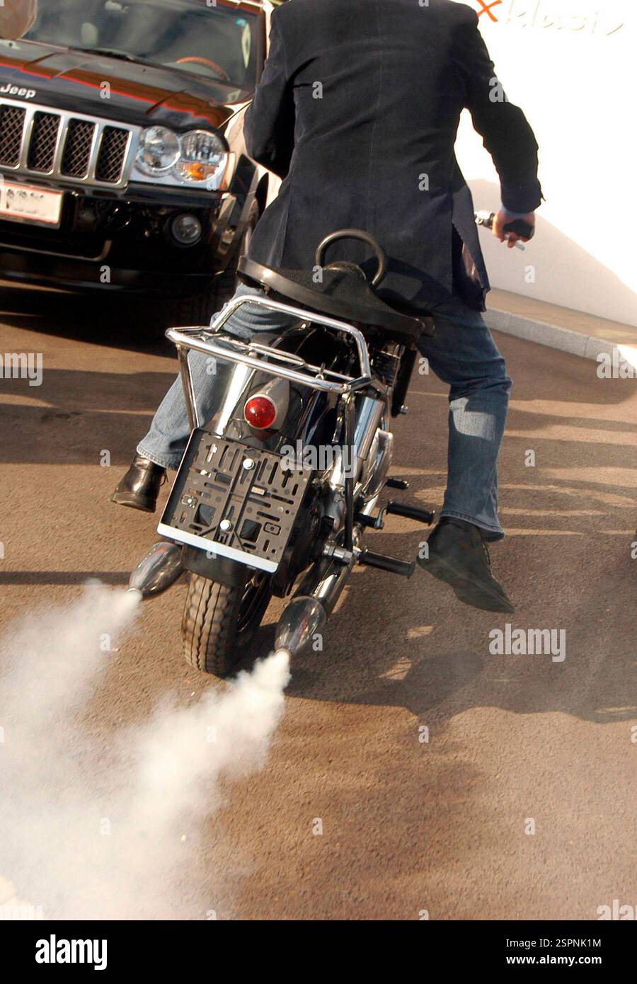 pollution atmosphérique causée par les gaz d'échappement de motocyclette, nuage de fumée pollution atmosphérique causée par les gaz d'échappement de motocyclette Banque D'Images