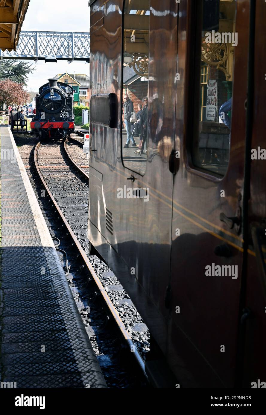 réflexions des gens dans le wagon de chemin de fer, chemin de fer du nord de norfolk, sheringham, norfolk, angleterre Banque D'Images