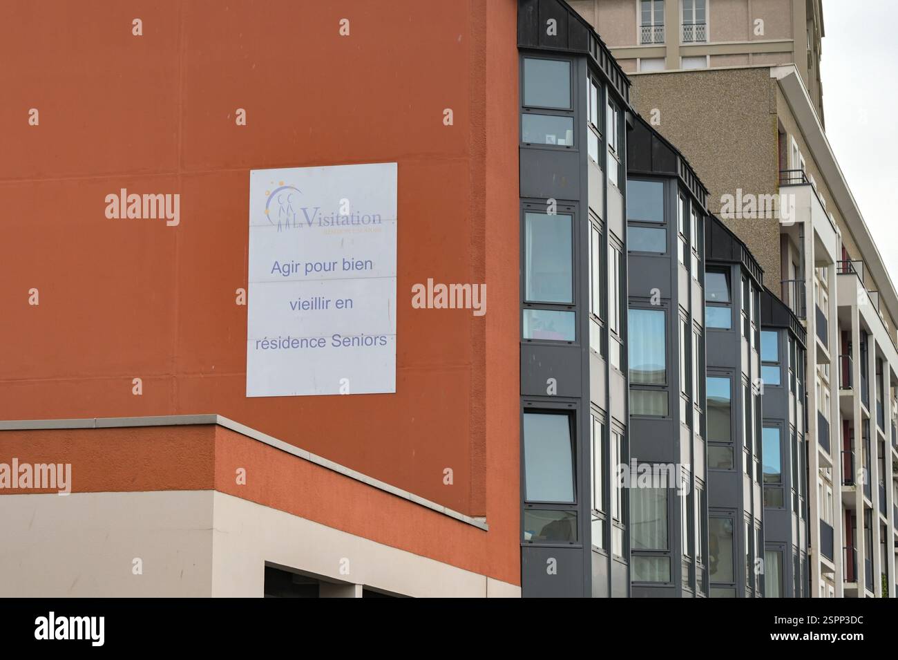 Le Havre, France - 16 janvier 2025 : vue extérieure de face d'une propriété résidentielle pour personnes âgées près du centre du Havre Banque D'Images