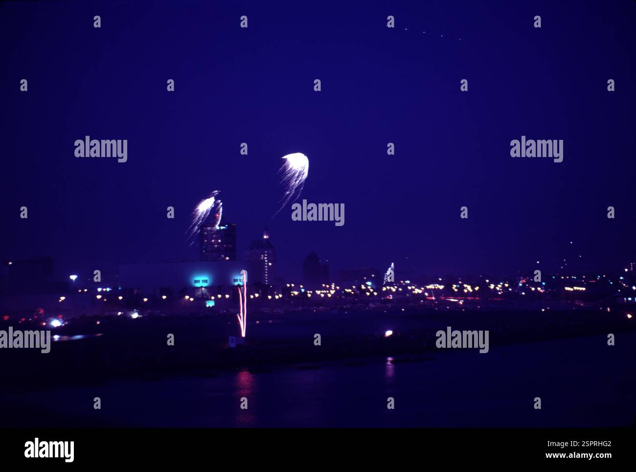 Long Beach CA USA 4 juillet 1982. Magnifique feu d'artifice dans le port de long Beach à côté du Queen Mary. Banque D'Images