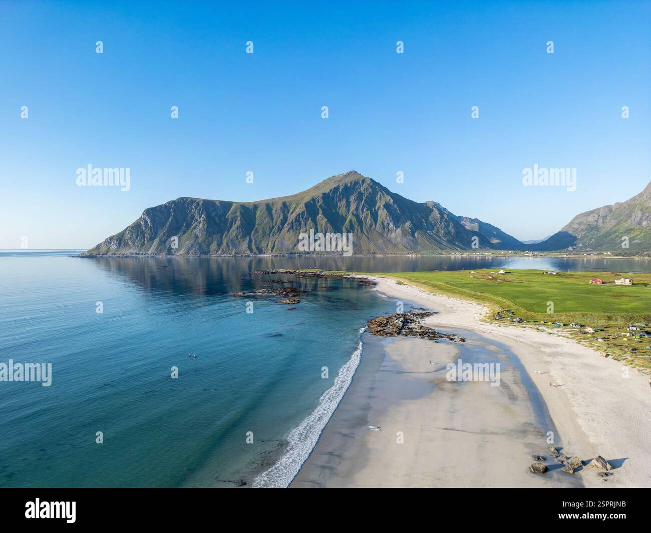 Absorption d'air avec vue sur la plage de Skagsande. En arrière-plan des Hustiden, Flakstad, Lofoten, Norvège, Europe Banque D'Images