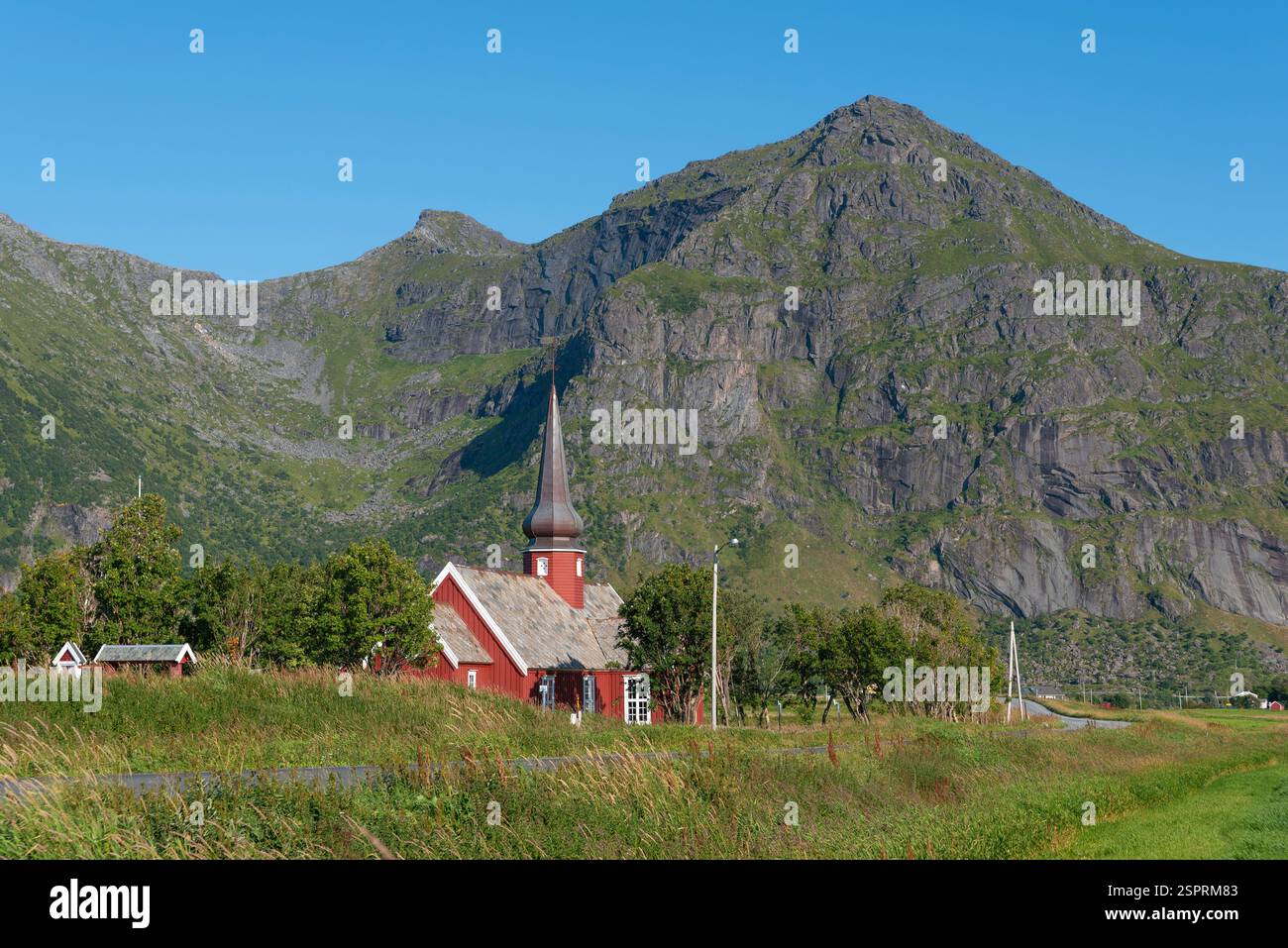 Paysage avec vue sur l'église de Flakstad, en arrière-plan, entre autres, les sommets du Blekktinden et Digerinden, Flakstad, Lofoten, Banque D'Images