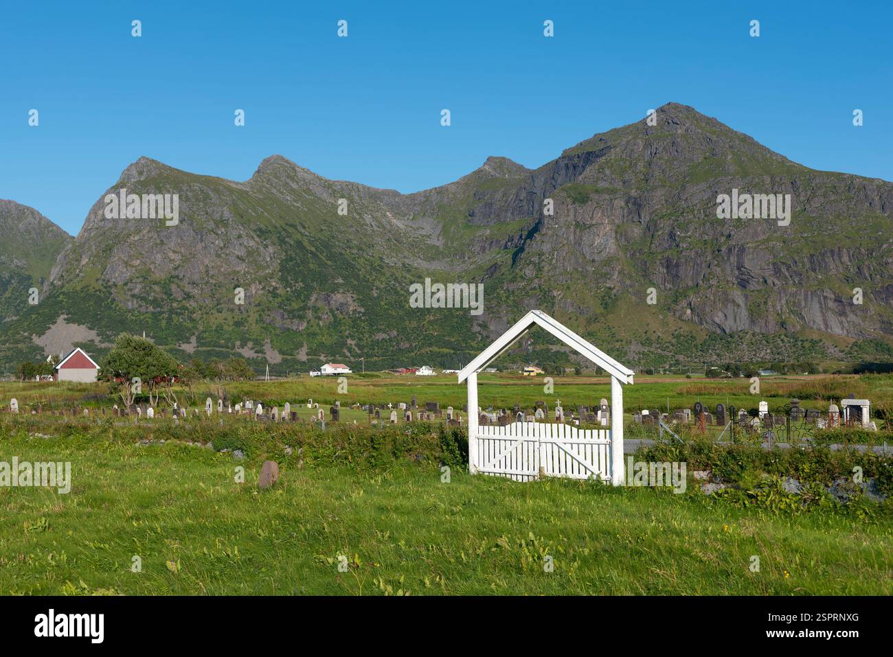 Porte d'entrée de l'ancien cimetière. En arrière-plan, entre autres, les sommets du Blekktinden et Digerinden, Flakstad, Lofoten, Norvège, Europe Banque D'Images