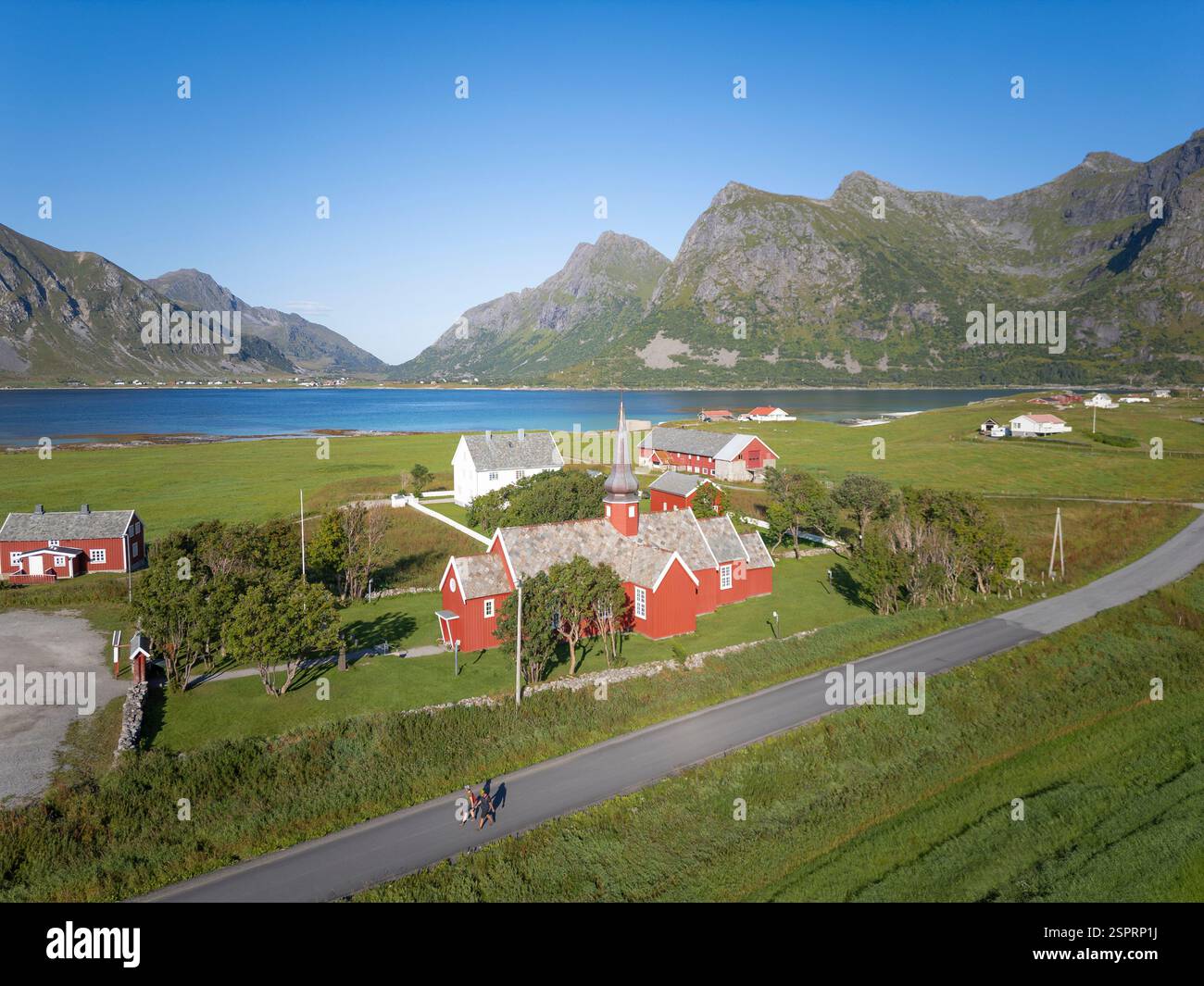 Absorption d'air avec vue sur l'église de Flakstad. En arrière-plan, entre autres, les sommets du Blekktinden et Digerinden, Flakstad, Lofot Banque D'Images