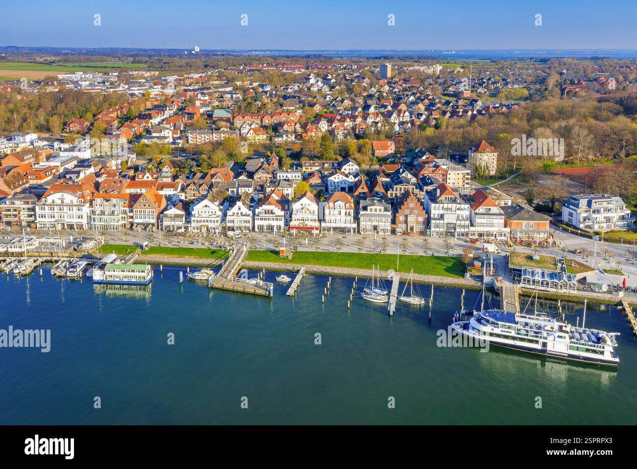Vue sur les boutiques et les restaurants le long de la pittoresque Vorderreihe dans la station balnéaire de Lübeck, ville hanséatique de Travemünde, Schleswig-Holstein, Allemagne Banque D'Images