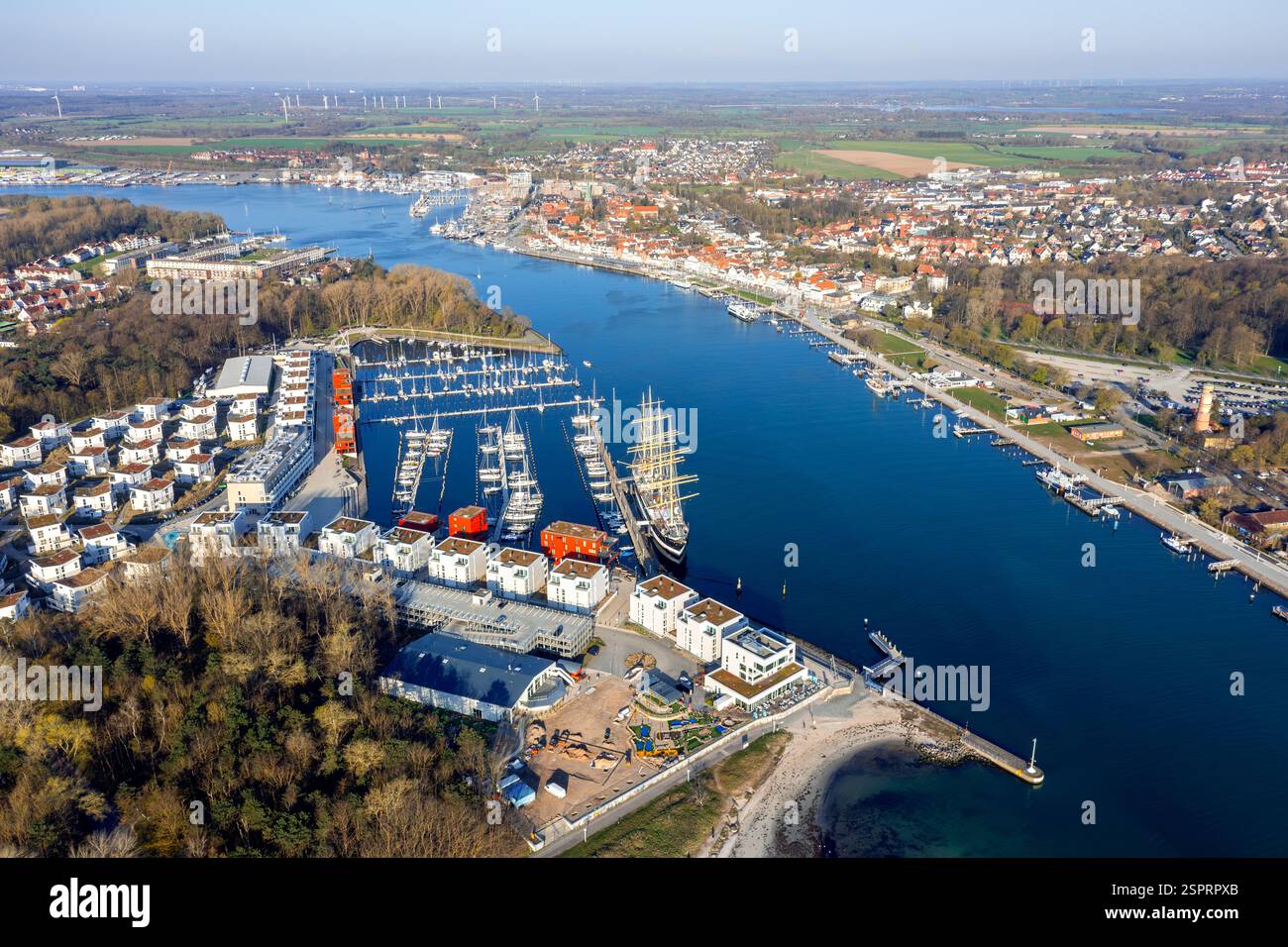 Vue aérienne sur le port / port de plaisance, le grand voilier Passat et le phare de la station balnéaire de Lübeck, ville hanséatique de Travemünde, Schleswig-Holstein, Allemagne Banque D'Images