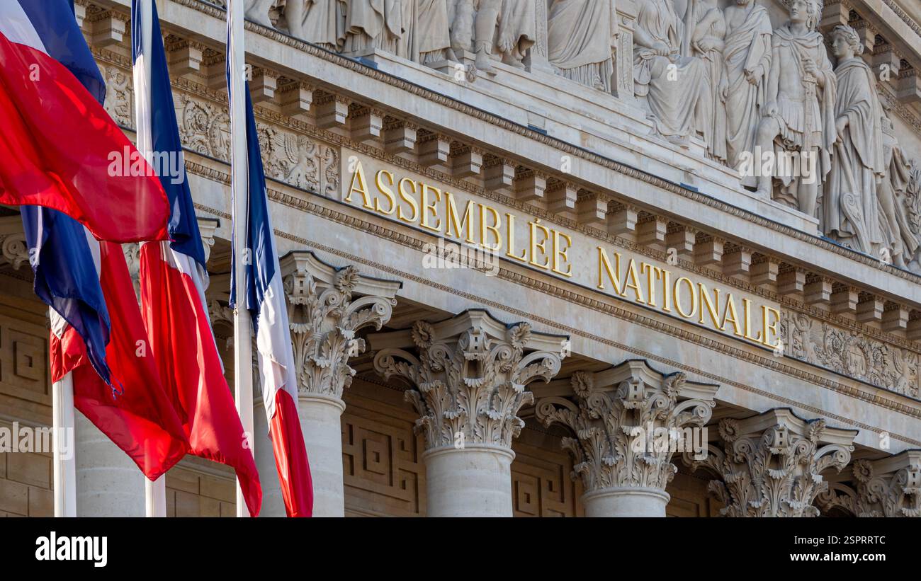 Panneau sur la façade du bâtiment de l'Assemblée nationale (Assemblée nationale), alias Palais Bourbon ou Chambre des députés, Paris, France Banque D'Images