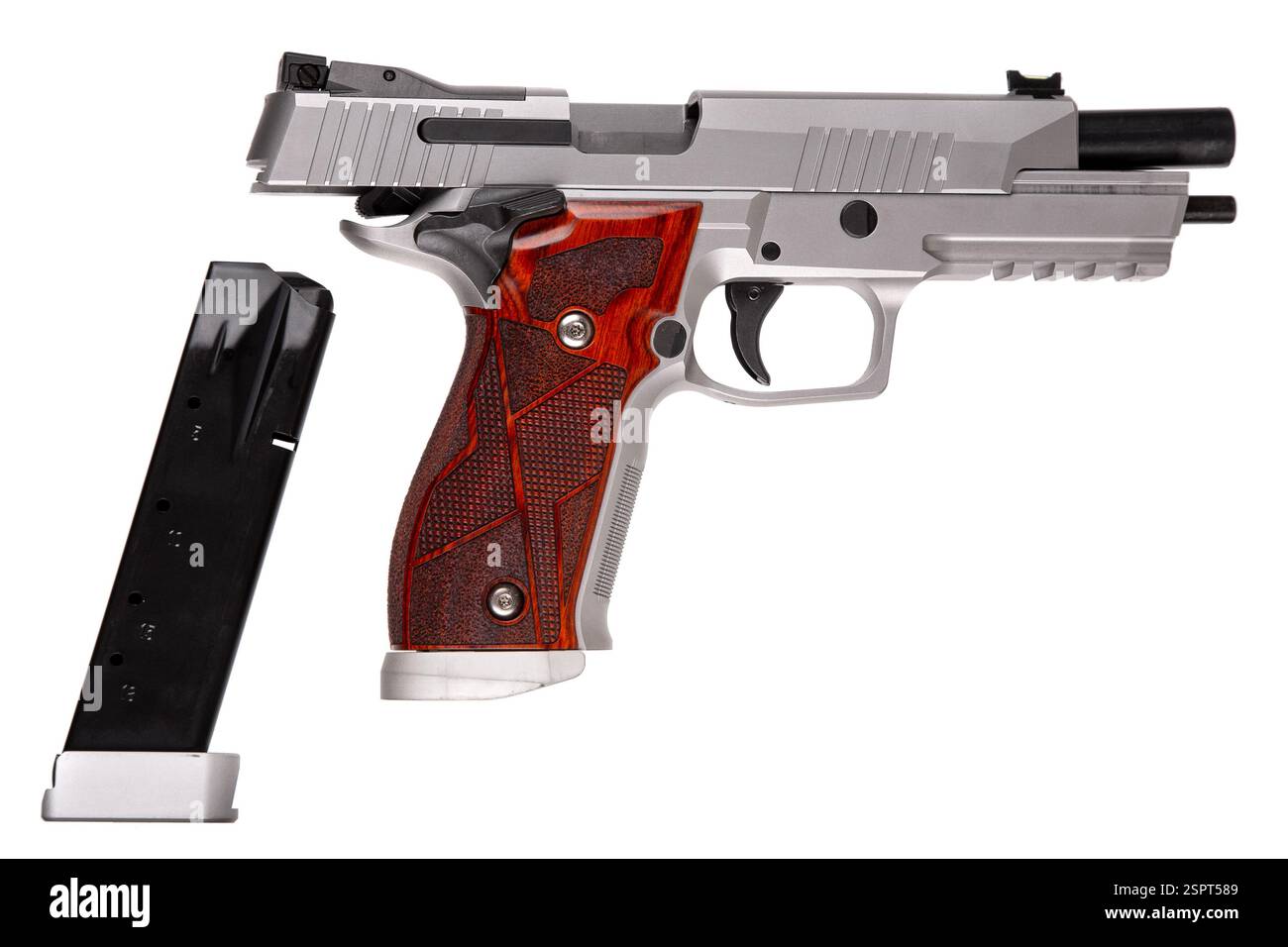 Un pistolet semi-automatique moderne avec un canon exposé et un chargeur détaché. Cadre en métal argenté, poignée en bois, rail tactique et glissière ouverte. Pr. Élevé Banque D'Images