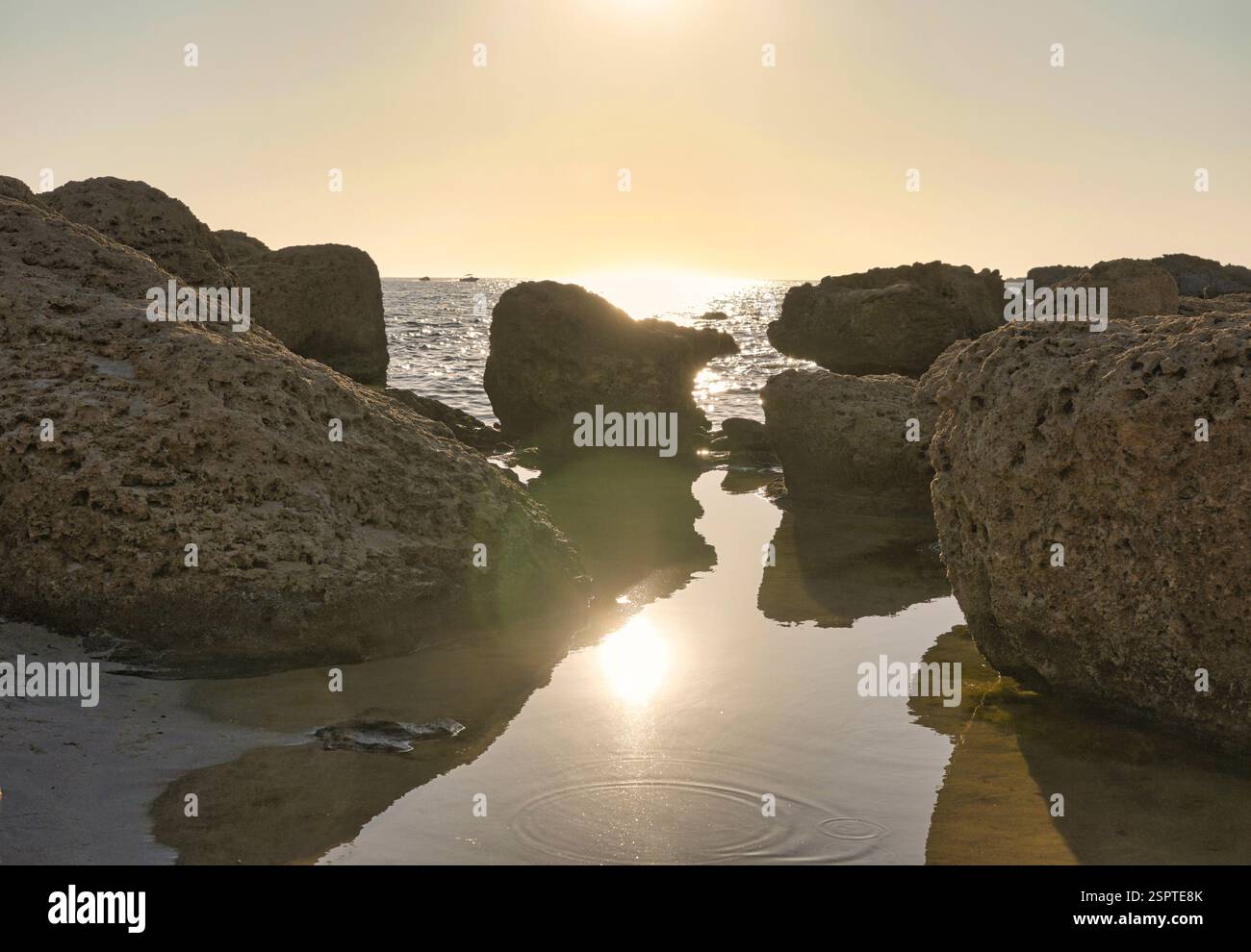 Paysage avec de grands rochers sur la plage de sable Banque D'Images