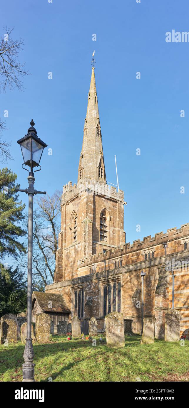 Tour et clocher de l'église paroissiale chrétienne de St Peter et St Paul dans la ville marchande d'Uppingham, Rutland, Angleterre. Banque D'Images