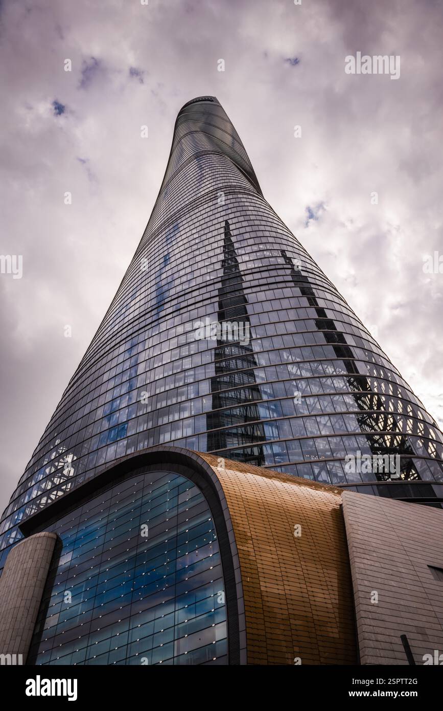 Shanghai, Chine - 25 septembre 2018 : vue extérieure du gratte-ciel mégatall Shanghai Tower depuis la base. Banque D'Images