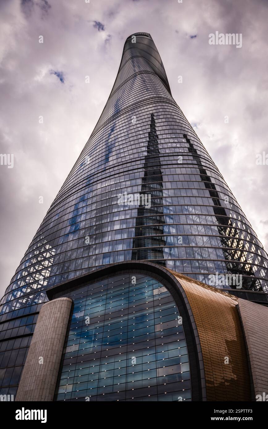 Shanghai, Chine - 25 septembre 2018 : vue extérieure du gratte-ciel mégatall Shanghai Tower depuis la base. Banque D'Images