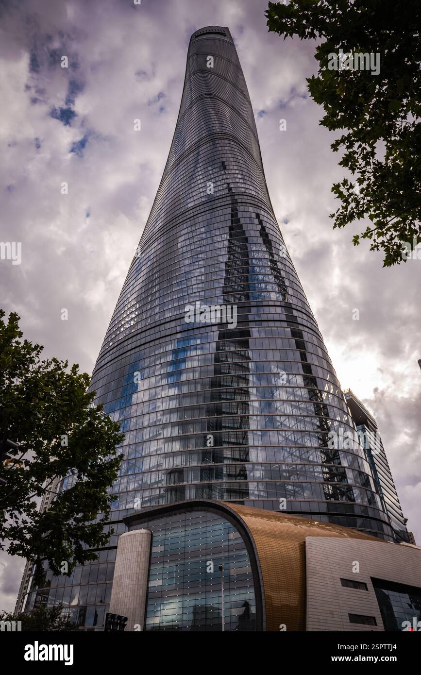 Shanghai, Chine - 25 septembre 2018 : vue extérieure du gratte-ciel mégatall Shanghai Tower depuis la base. Banque D'Images