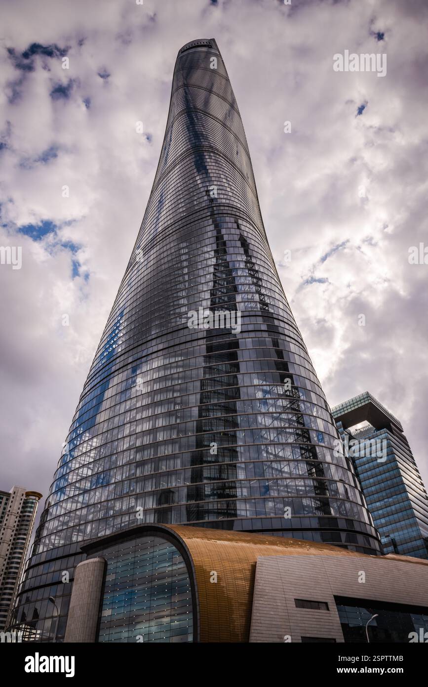 Shanghai, Chine - 25 septembre 2018 : vue extérieure du gratte-ciel mégatall Shanghai Tower depuis la base. Banque D'Images