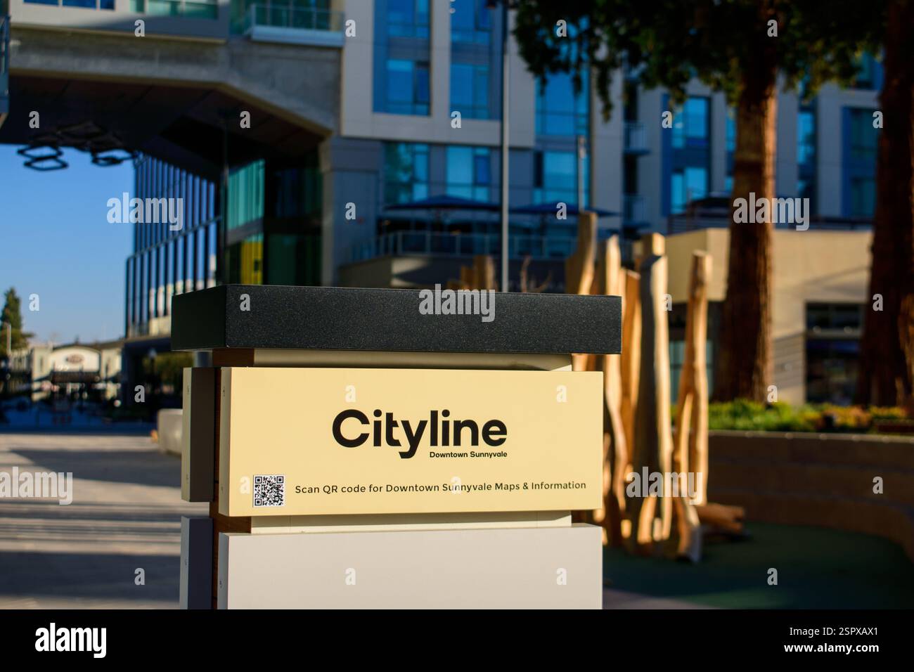 CityLine Downtown Sunnyvale signe avec un code QR défini sur un fond urbain d'architecture contemporaine et d'arbres. - Sunnyvale, Californie, États-Unis - J Banque D'Images