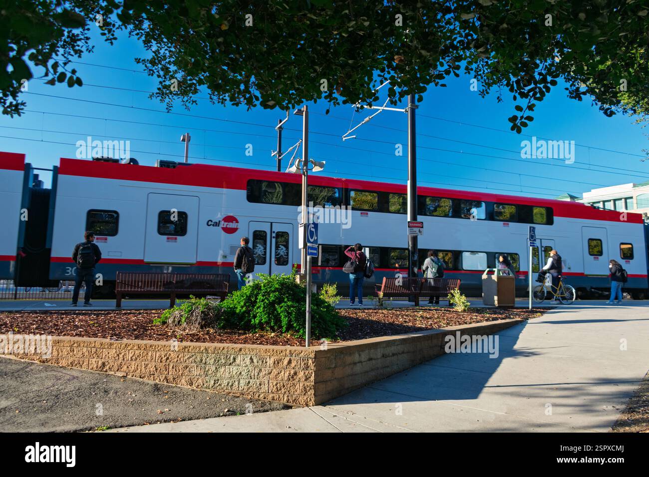 Train électrique Caltrain à la gare du centre-ville de Sunnyvale avec des navetteurs en attente d'embarquement. - Sunnyvale, Californie, États-Unis - 23 janvier 2025 Banque D'Images