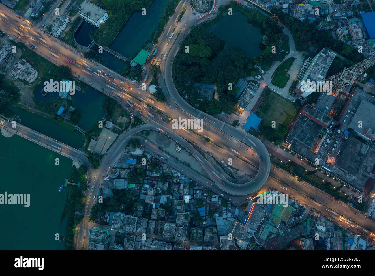 Une vue aérienne de Dacca au crépuscule, mettant en valeur les teintes vibrantes du paysage urbain dans l'une des villes les plus densément peuplées du monde. Dhaka, Ban Banque D'Images