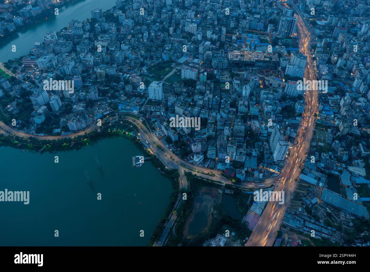 Une vue aérienne de Dacca au crépuscule, mettant en valeur les teintes vibrantes du paysage urbain dans l'une des villes les plus densément peuplées du monde. Dhaka, Ban Banque D'Images