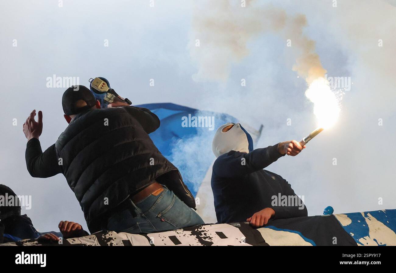 Liège, Belgique. 14 février 2025. Les supporters de Genk en photo au début d'un match de football entre le Standard de Liège et le KRC Genk, vendredi 14 février 2025 à Liège, au jour 26 de la saison 2024-2025 de la première division du championnat belge 'Jupiler Pro League'. BELGA PHOTO VIRGINIE LEFOUR crédit : Belga News Agency/Alamy Live News Banque D'Images