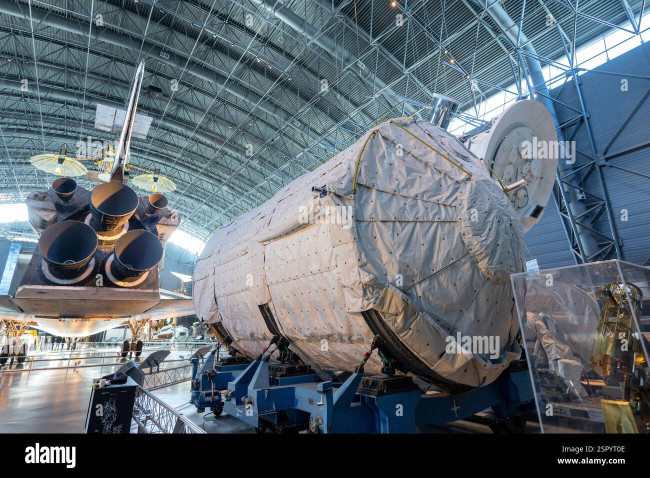 Navette spatiale 'Discovery' dans le musée de l'air et de l'espace Smithsonian, Udvar Hazy Center à l'aéroport de Dulles Banque D'Images