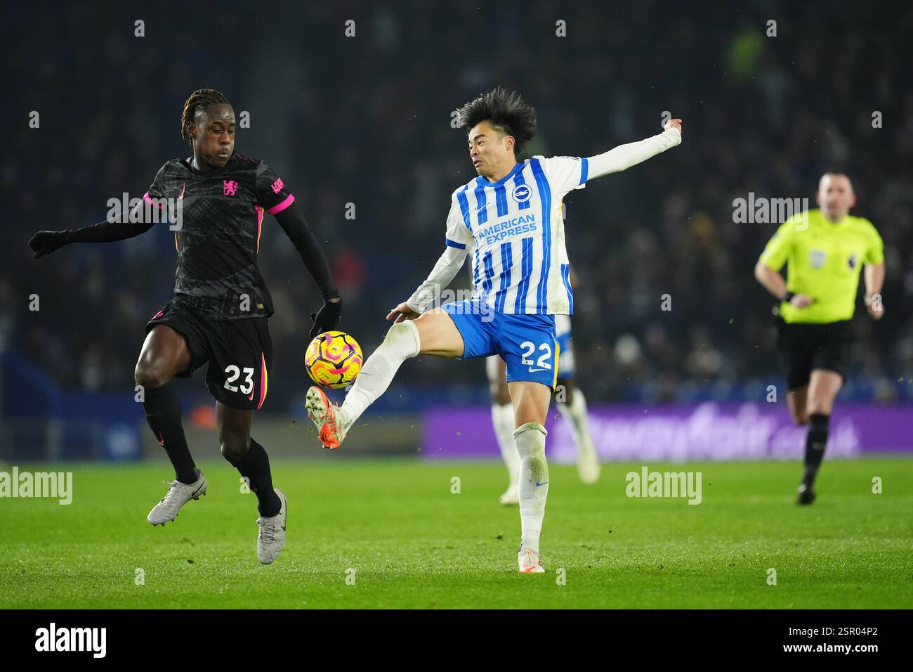 Kaoru Mitoma (au centre) de Brighton et Hove Albion contrôle le ballon sur son chemin pour marquer le premier but de leur équipe lors du match de premier League à l'American Express Stadium de Brighton. Date de la photo : vendredi 14 février 2025. Banque D'Images
