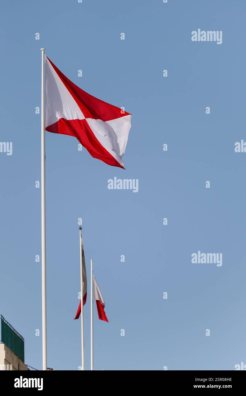 Drapeau volant maltais sur le ciel bleu Banque D'Images