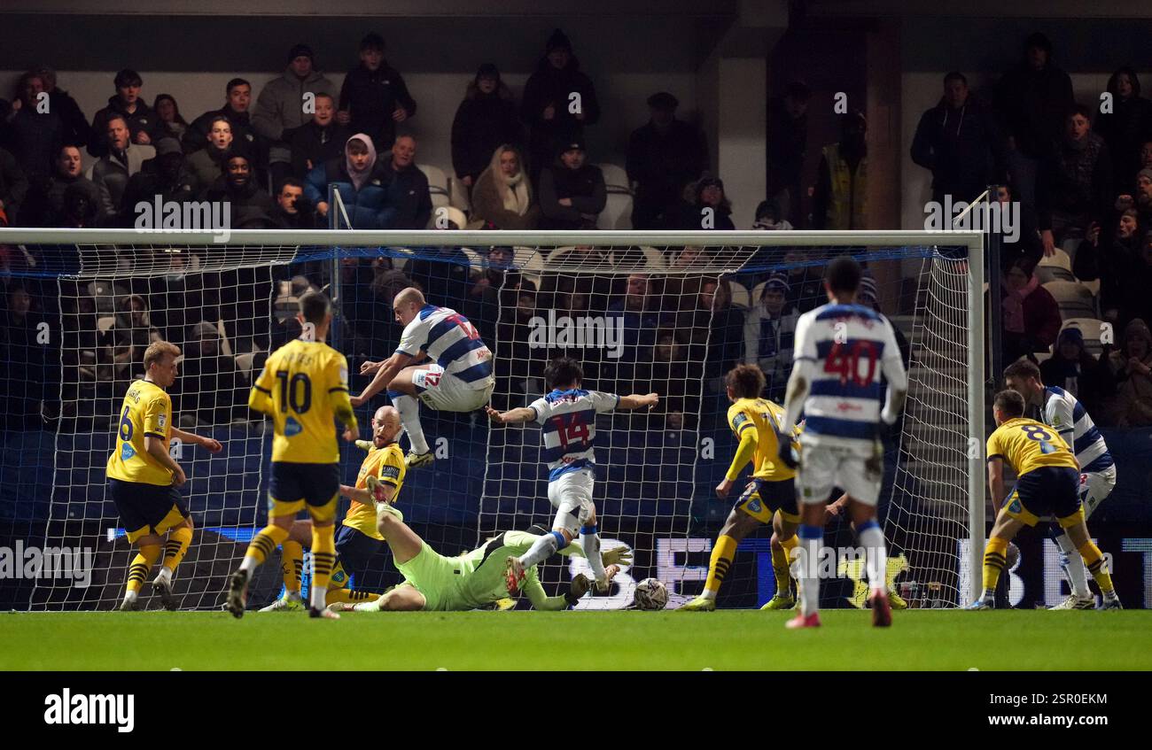 Le Koki Saito des Queens Park Rangers marque le deuxième but de leur équipe lors du Sky Bet Championship match au MATRADE Loftus Road Stadium de Londres. Date de la photo : vendredi 14 février 2025. Banque D'Images
