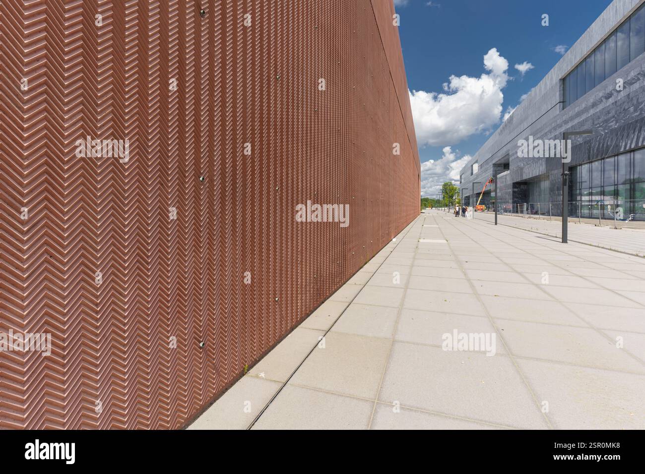 Musée de l'armée polonaise situé à Cytadela (Citadelle) Varsovie. Ouvert en 2023 a remporté de nombreux prix de design. Musée d'histoire polonaise sur la droite. Banque D'Images