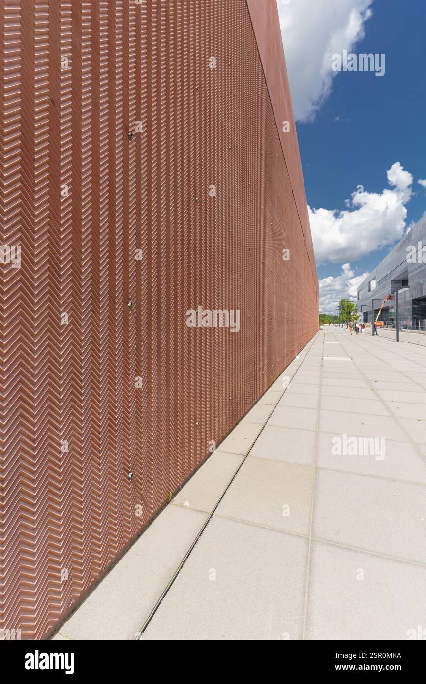 Musée de l'armée polonaise situé à Cytadela (Citadelle) Varsovie. Ouvert en 2023 a remporté de nombreux prix de design. Musée d'histoire polonaise sur la droite. Banque D'Images
