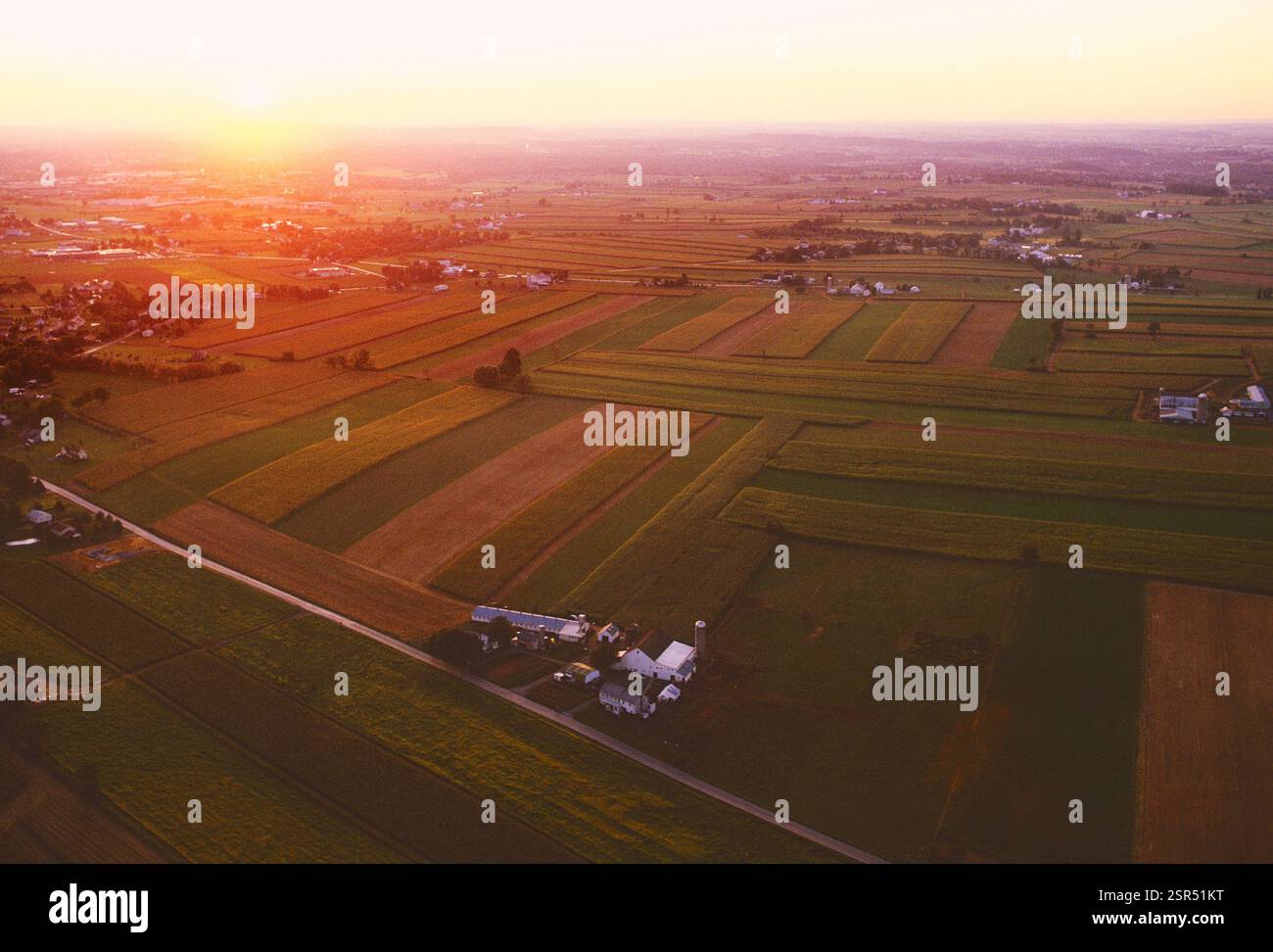 Vue aérienne au coucher du soleil des champs agricoles luxuriants du comté de Lancaster en Pennsylvanie ; maison des Amish ; peuple des Plaines ; États-Unis Banque D'Images